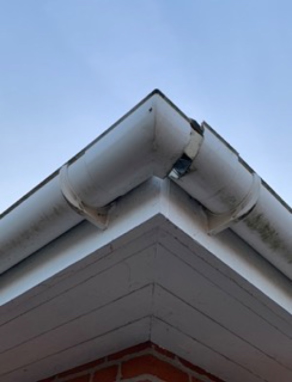 Udskiftning af tagrende - et hjørne - plast