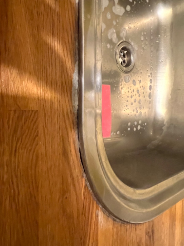 1. underlag omkring køkkenvask (evt. en slags vinyl på bordplade)