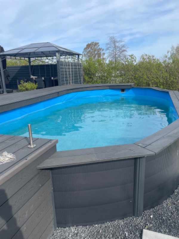 Rensning af pool bund