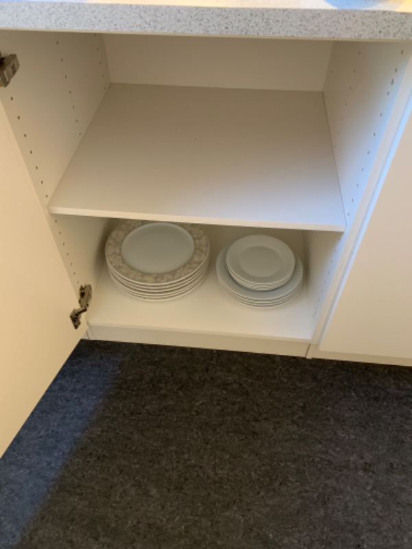 Køkkenunderskab skilles. Jeg skal have plads til en vaskemaskine og skal have mit køkkenskab væk.
