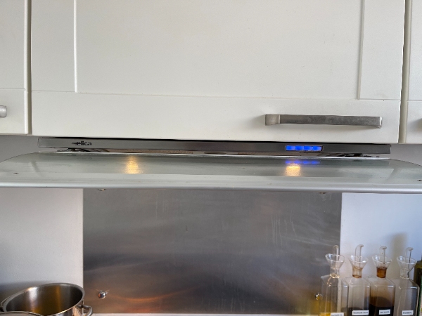 Afmontering og montering af en ny skabsintegreret emhætte