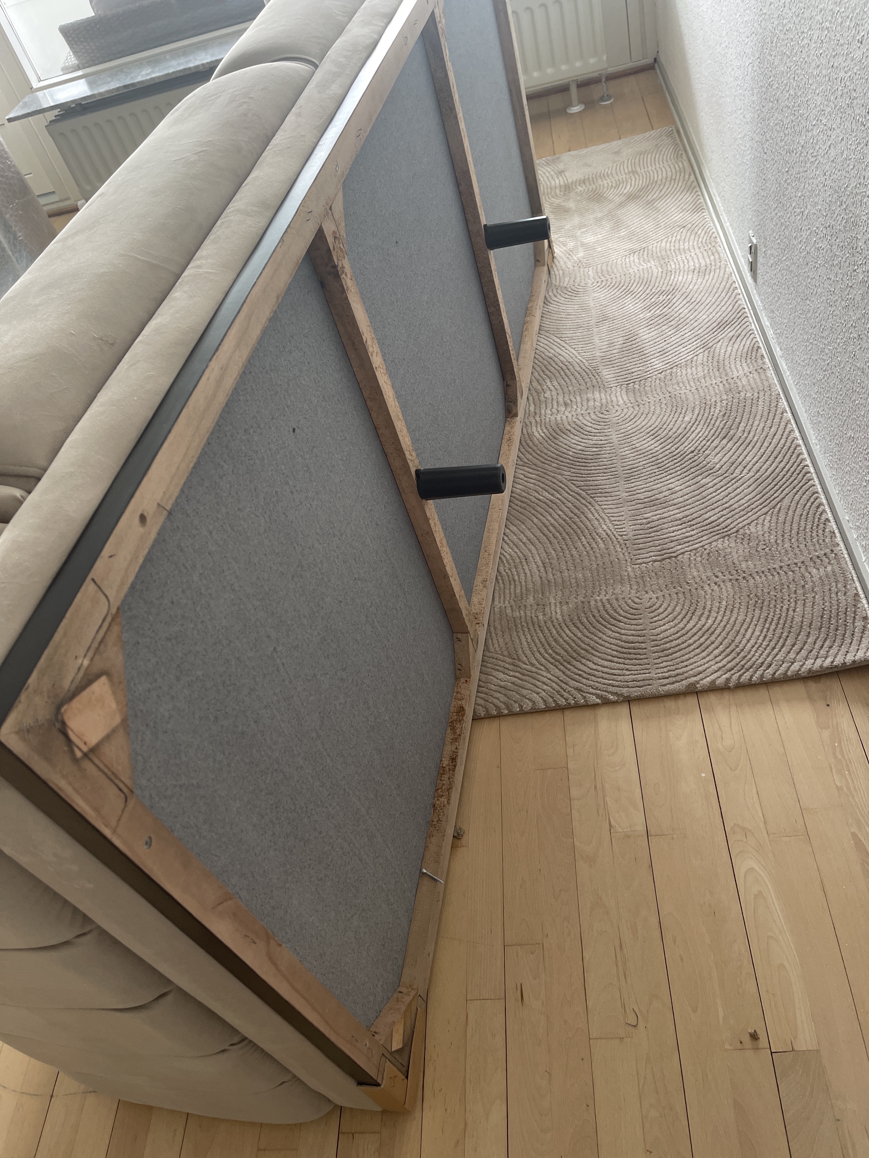 Hjælp til montering af sofa