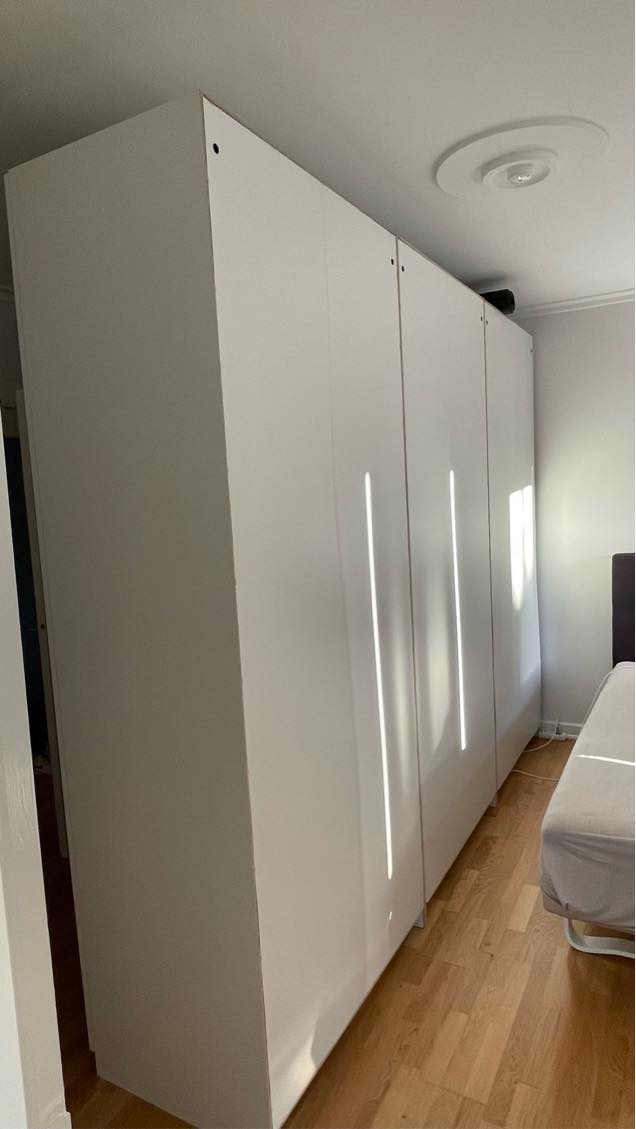 Skal have sat gipsvæg op bag skab, samt en dør i forlængelse