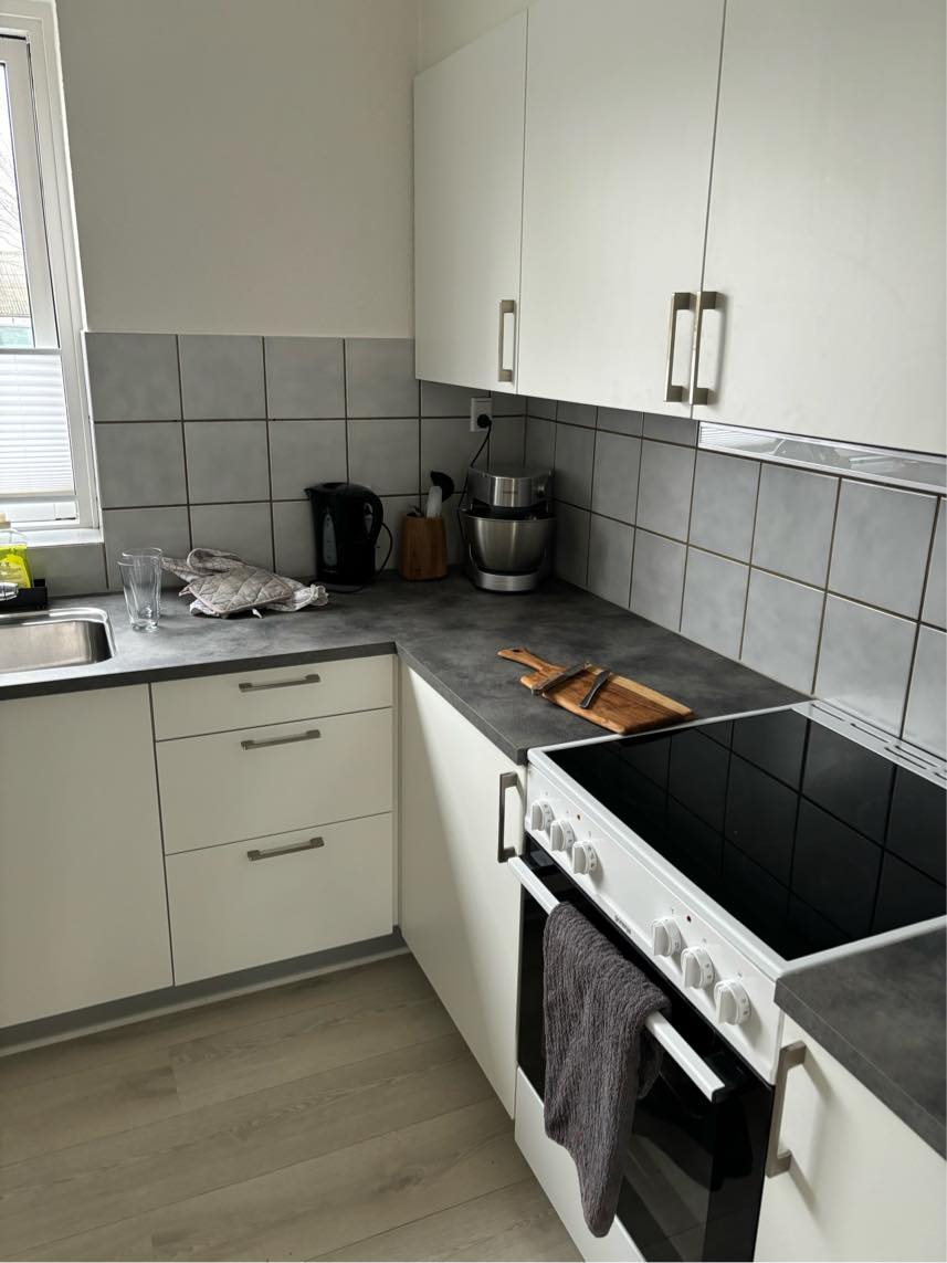 Afmontering af bordplade, montering af ny bordplade. Der skal skæres ud til vask, induktionsplade og ovn