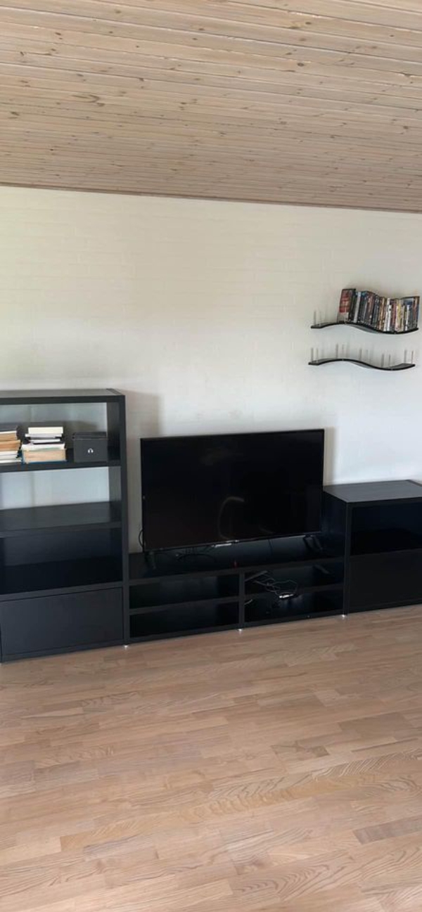 Skilt reol ad og aflevering i Lystrup v Århus