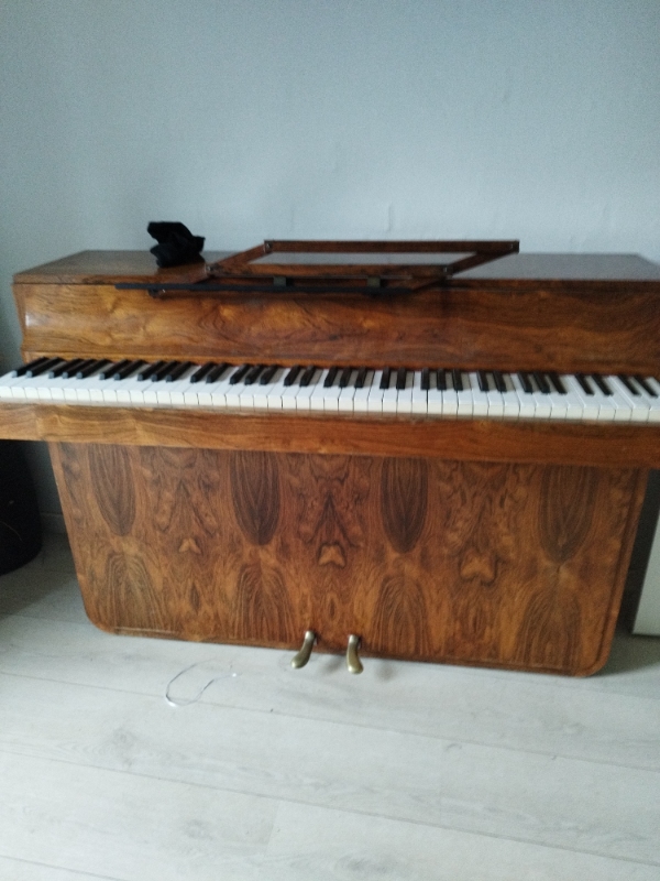 Flytte klaver op ad lille trappe