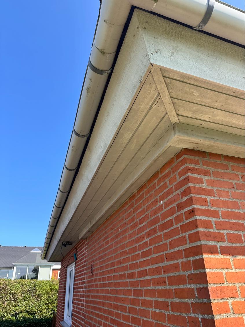 Maling af udhæng på hus