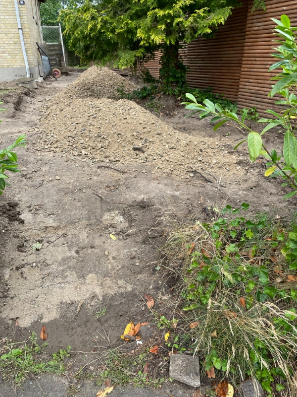 Grave 10 m3 grus (10cm over ca 80 m2) rundt om huset