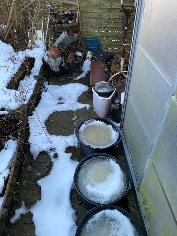 kørt haveaffald, krukker mv væk