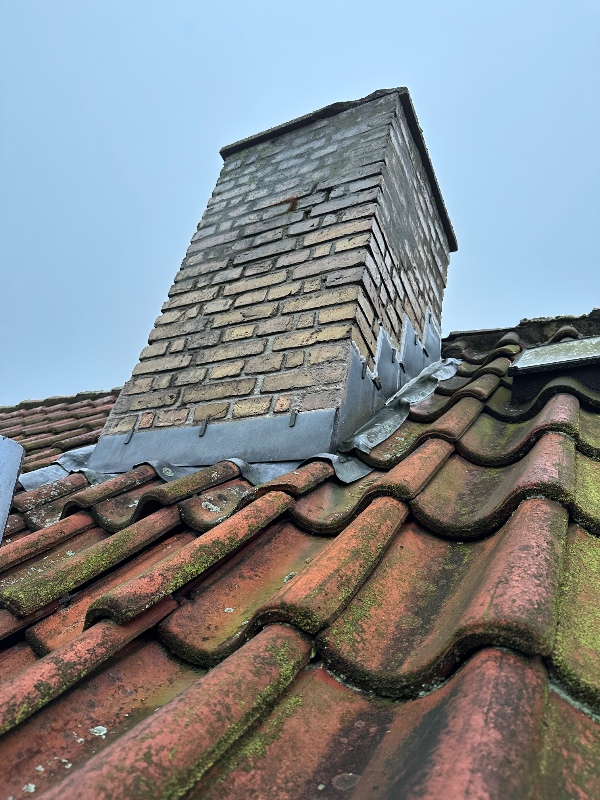 Utæt skorsten - inddækning og pudsning af skorsten