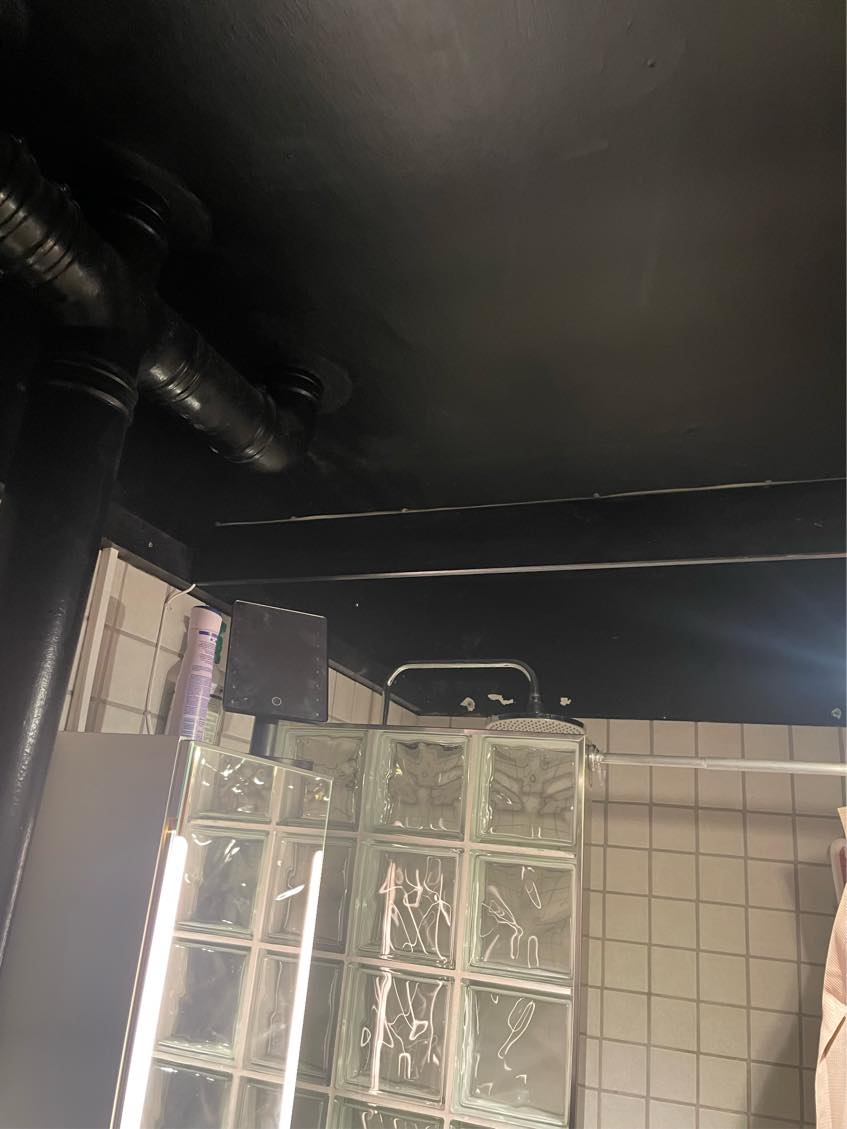 Male loft og lidt af væggen på badeværelse  