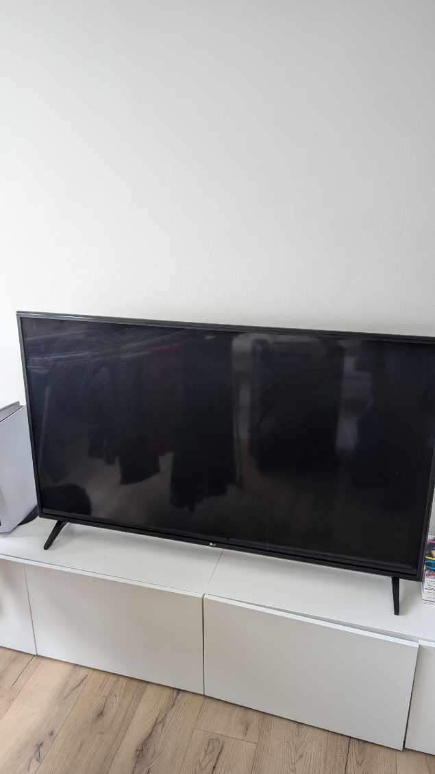 Bygge Pax skab, bore gardinskinner og ophængning af lamper og TV på væggen