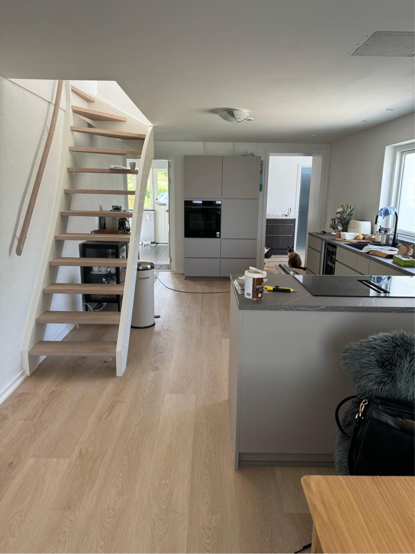 Spartling af loftluge, maling af vægge og loft