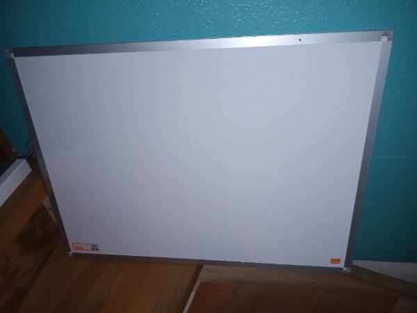 sæt et fjernsyn på væggen og sæt to vægbilleder op