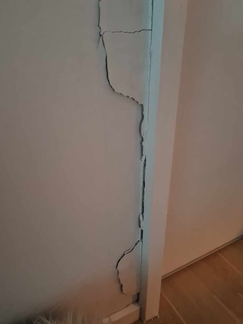 Hjælp til og få ordnet væggen ved en dørkam der er revnet, dvs skrabe alt af, porteføljer, spartle, male