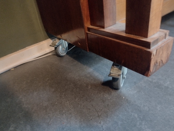 Tag klaver på hjul til genrbugsplads (fra stueplan)