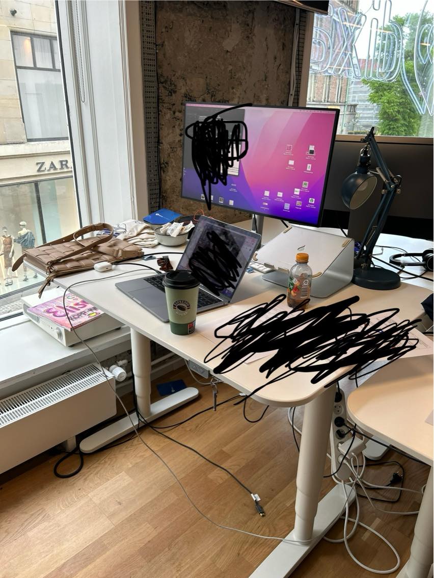 Hjælp at flyde kontorsstol, bord og 2 skærme