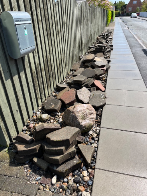 Bortskaffelse af ca. 12 kvm fliser