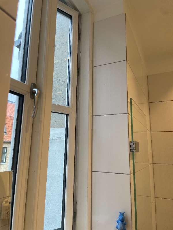 Diamant boring hul i væg og montering af ventilator