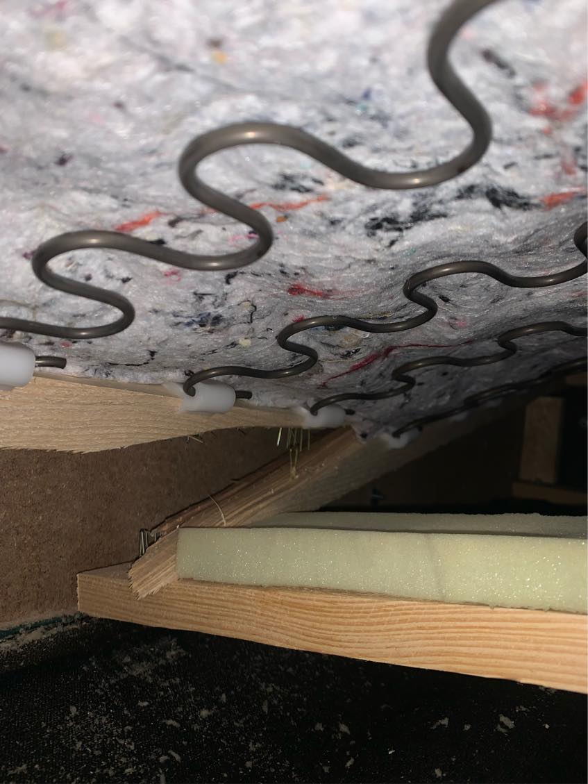 Reparation af træplade under sofa