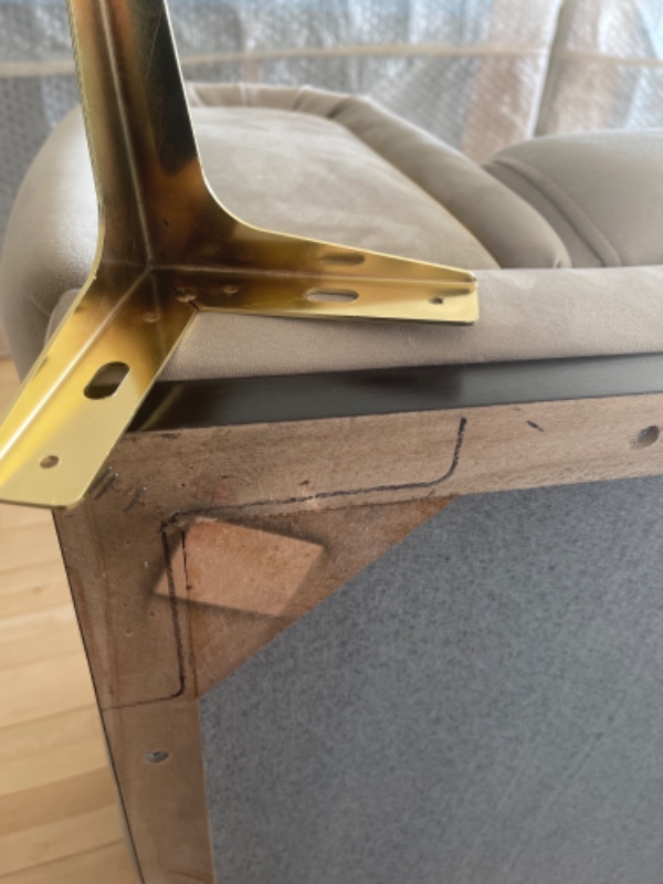 Hjælp til montering af tre sofaers ben.