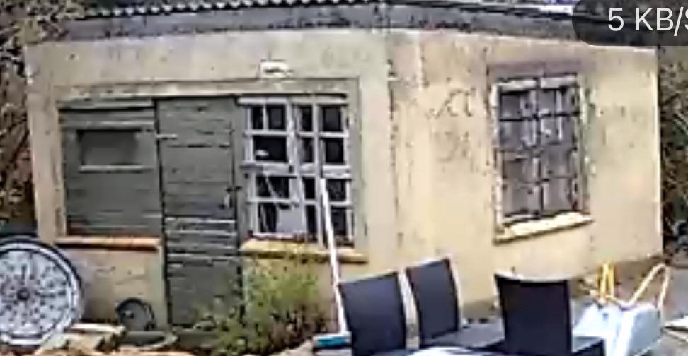 Vælte et kolonihavehus, rydde op efter det og køre det på lossepladsen.