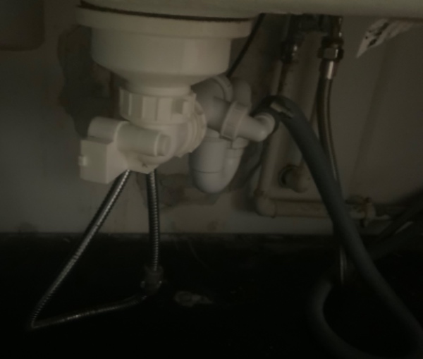 Afløb under køkkenvasken