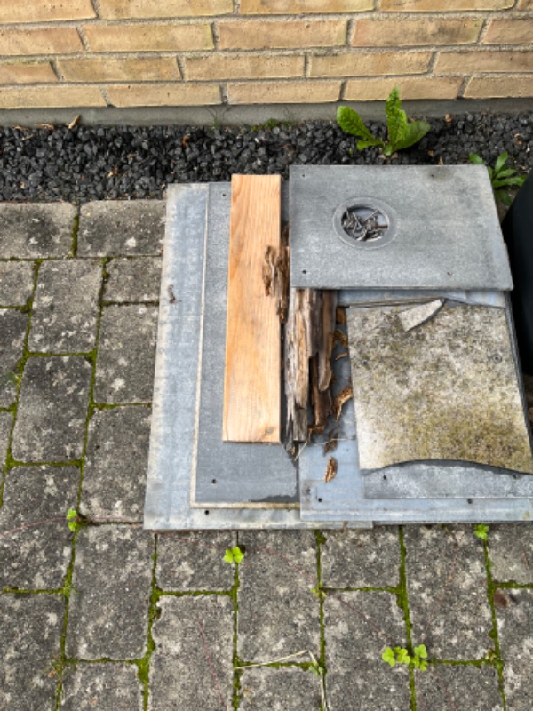 Bortførsel af plader og træ.