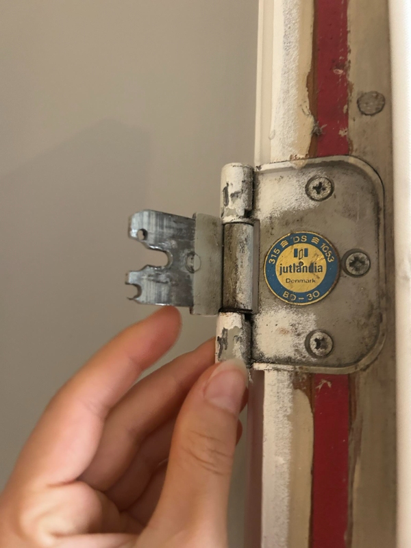 Montering af nyt dørhængsel