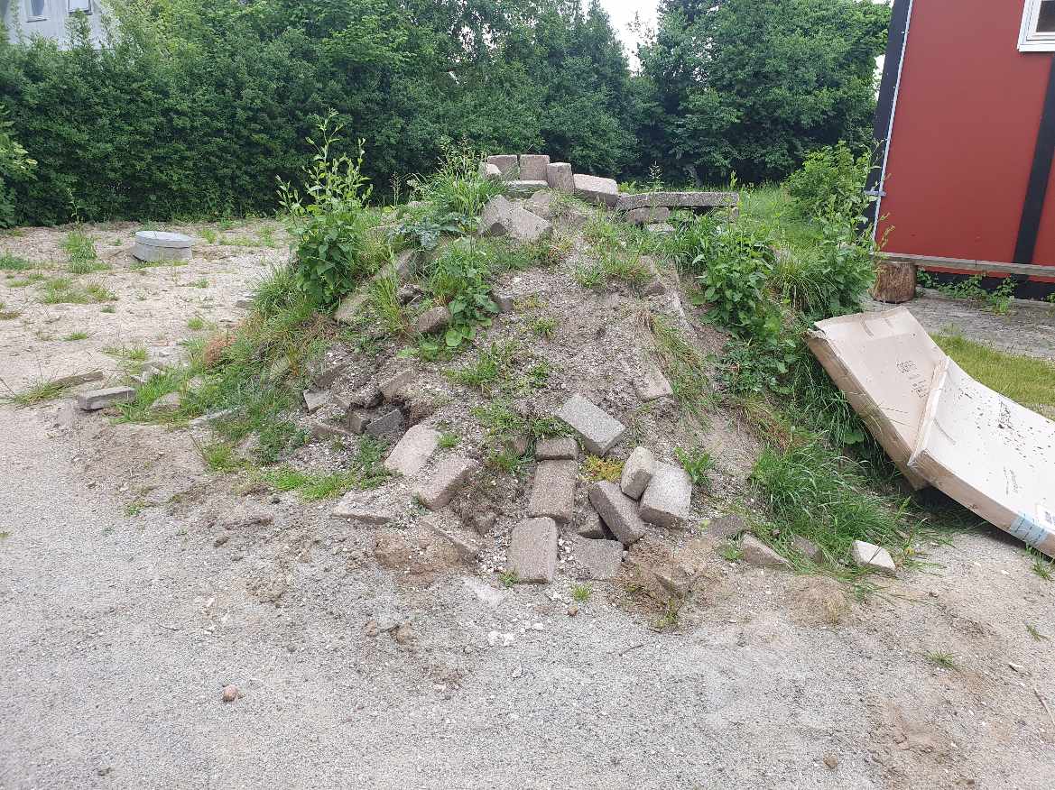 Fjerne bunke med jord og sten