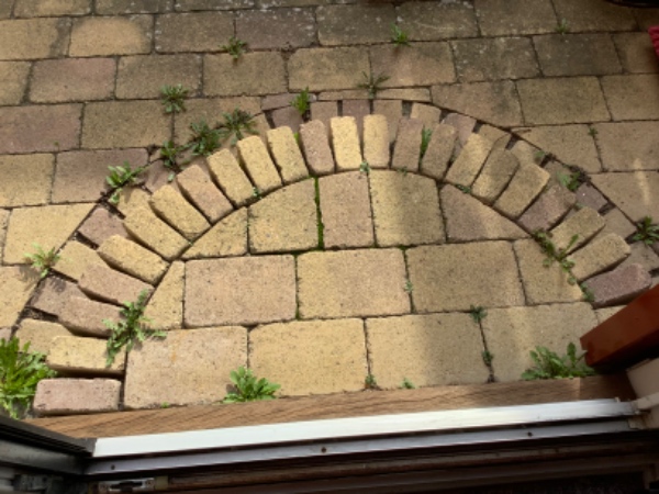 Terrasse, ca. 20 kvadratmeter. Ukrudt fjernes, planter i krukker ordnes.