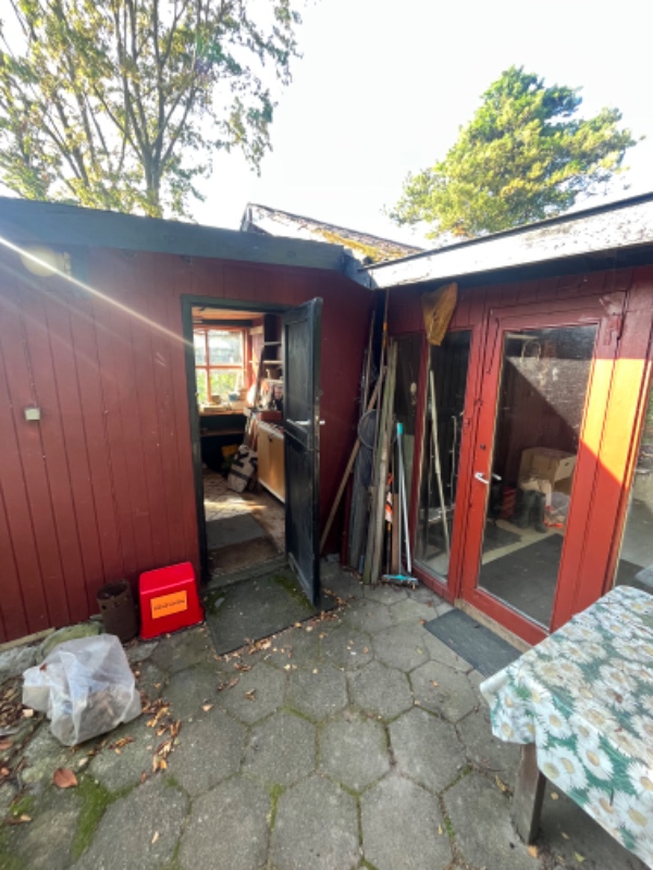 Nedrivning og bortkørsel af skur og udestue