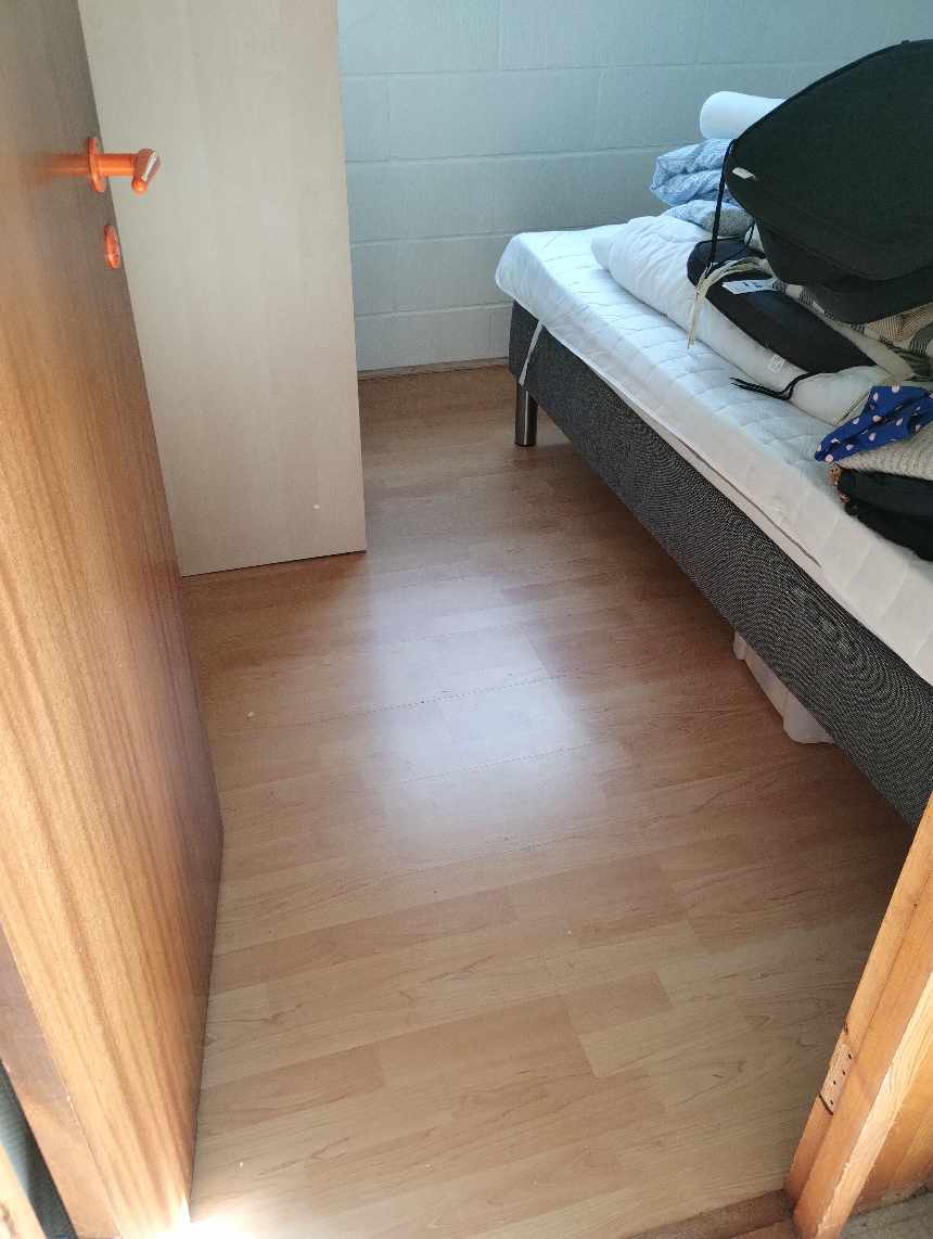 Fjerne laminatgulv i lille køkken og lille soveværelse samt flytte et skab