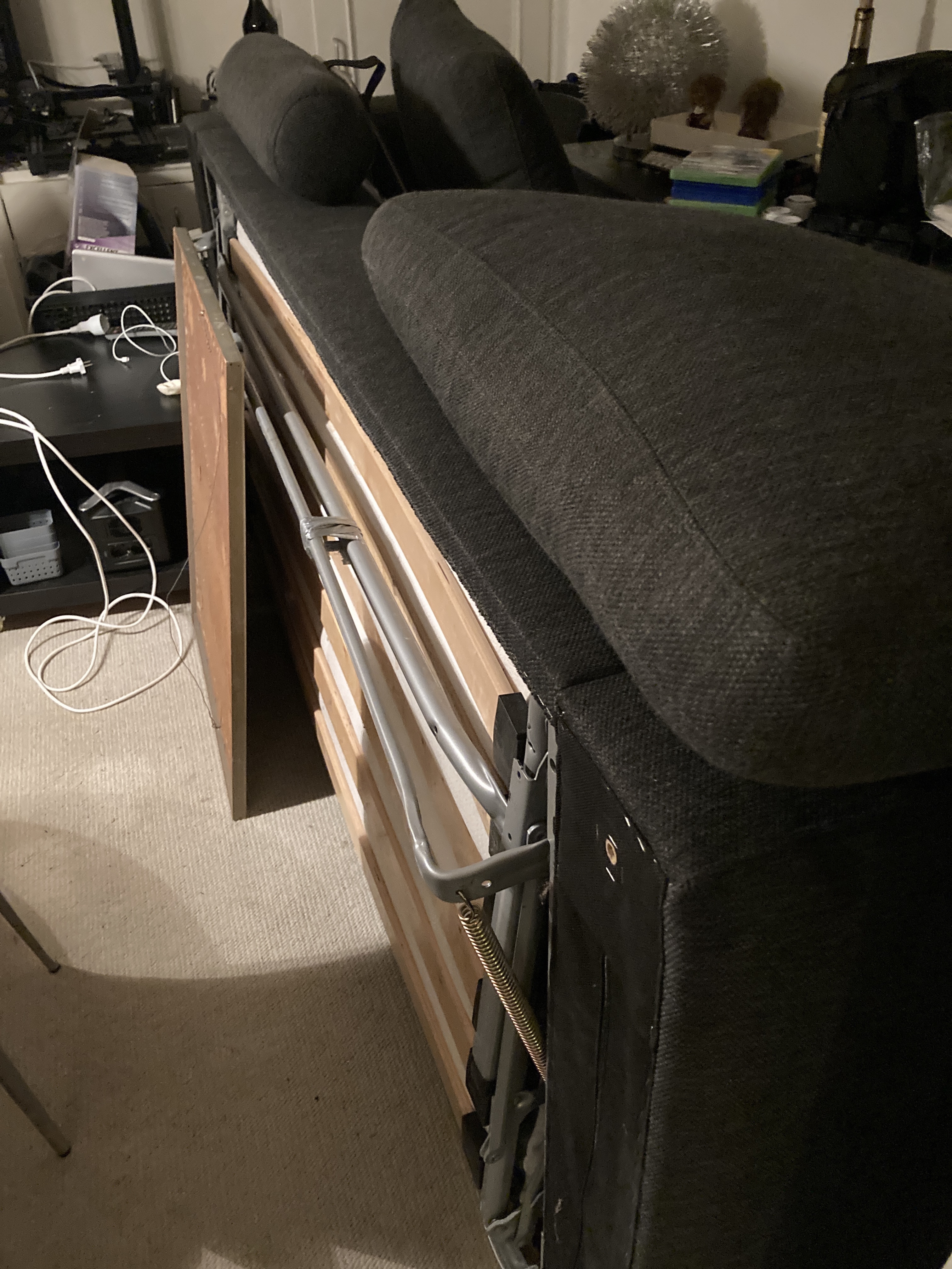 3 personers sovesofa, et par flyttekasser, et lille sofabord.