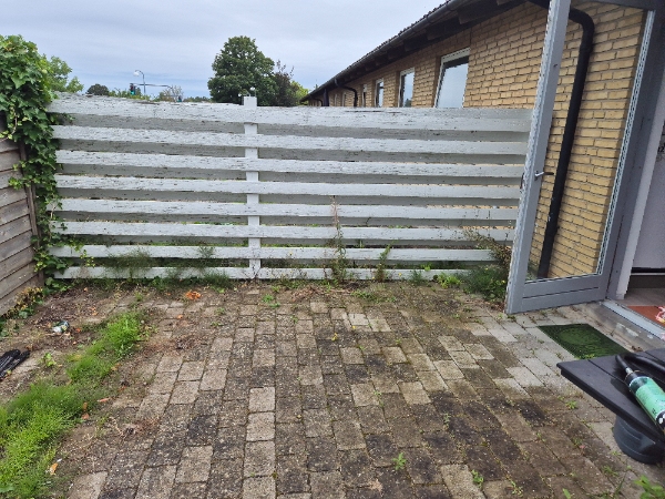 Fjerne ukrudt I bede,på terrassen foran huset og på terrasse bag huset. Ca 25kvm