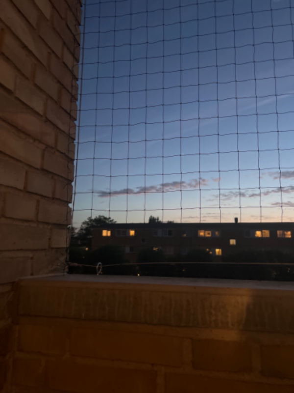 Fastspænding af net på altan