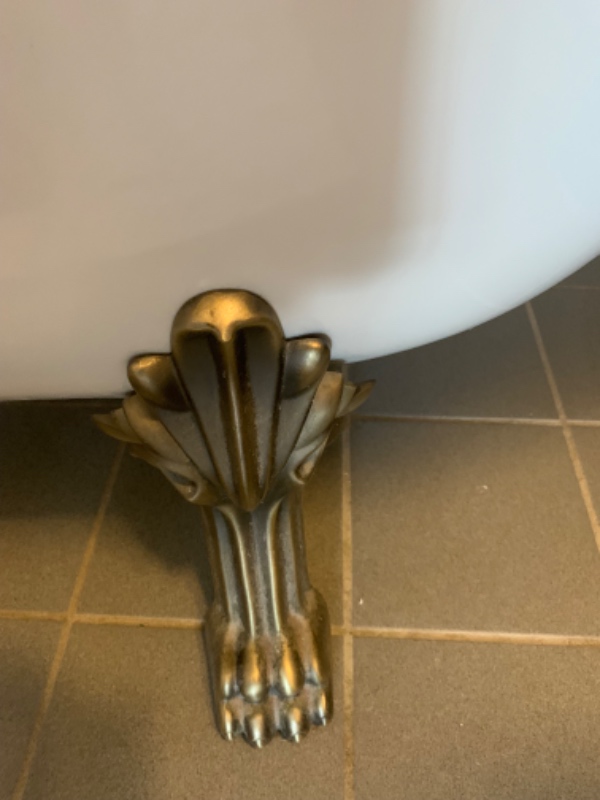 Flytning af (fritstående)badekar fra 1 sal og ned evt til genbrugsplads 100 m herfra. vaskemaski 