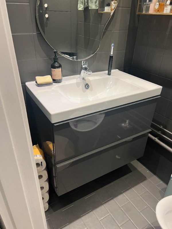 Skift og afskaffelse af badeværelsesmøbel inkl. armatur