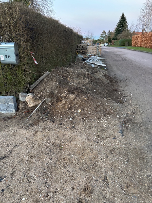 Fjernelse af jord, og restaffald fra brolægger.