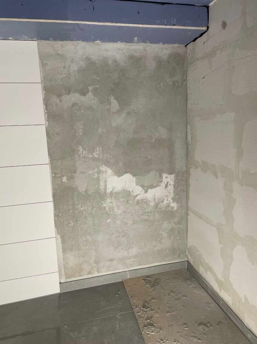 Spartling, væv og maling af væg på badeværelse