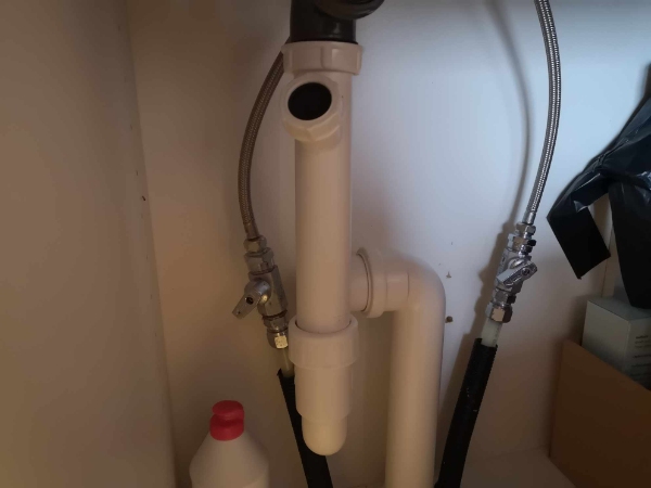 Monteret en bordopvaskemaskine.