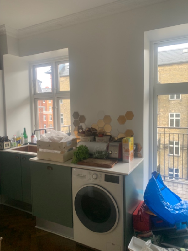 Hængt et vitrineoverskab op i vores køkken.