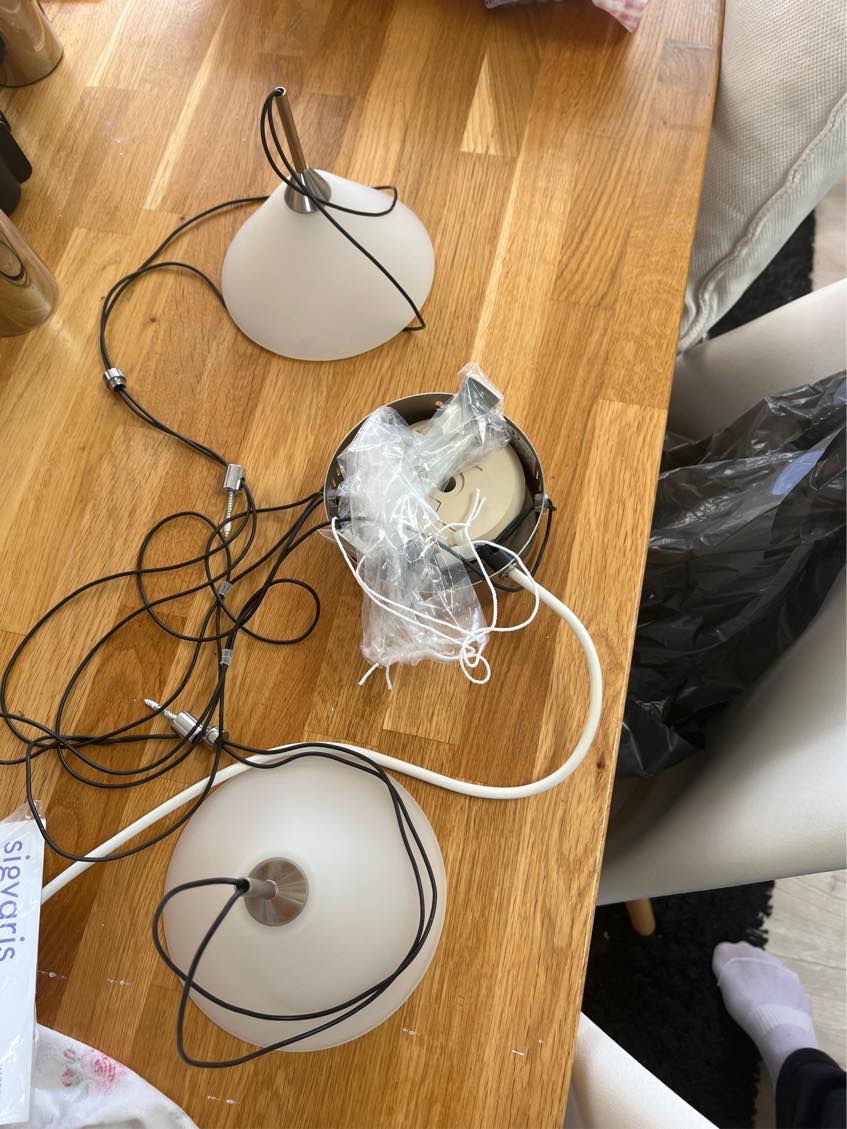 Opsætning af lampe sæt og tilslut . Ukomplicerede opgave men der er for højt til lofter til at jeg kan nå .