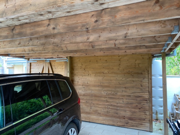 Påføring af træbeskyttelse på vores carport (+ evt. skur). Den er netop behandlet med grundingsolie.