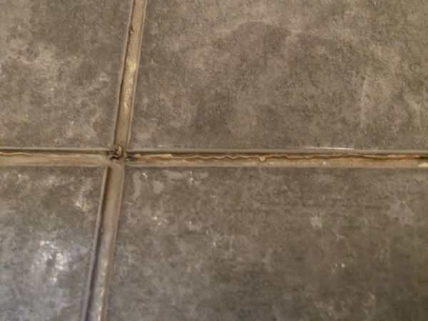 Udskiftning af fuger i badeværelse