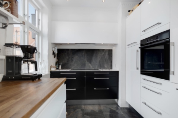 Rengøring af gulv, toiletter og køkken ved indflytning i murermestervilla