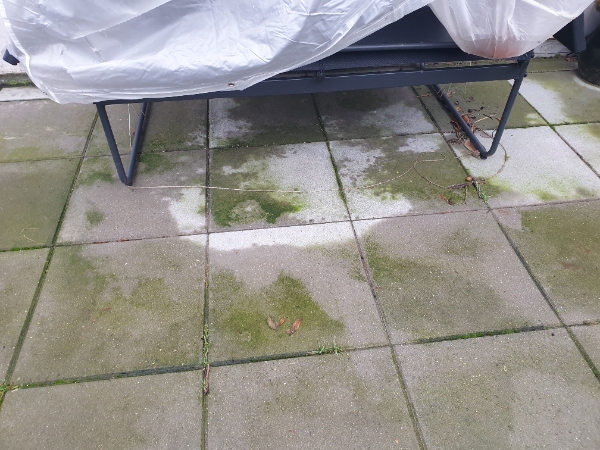Rensning af fliser på terrasse til sommer..