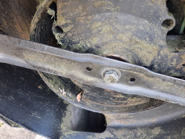 Møtrikken til klingen på græsslåmaskine drejer med rundt