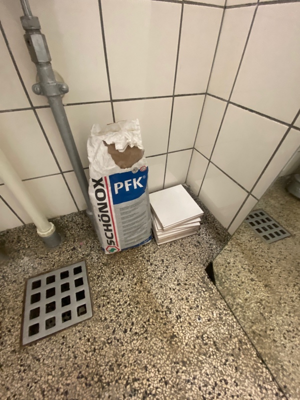 fliser tages ned og spejl sættes op