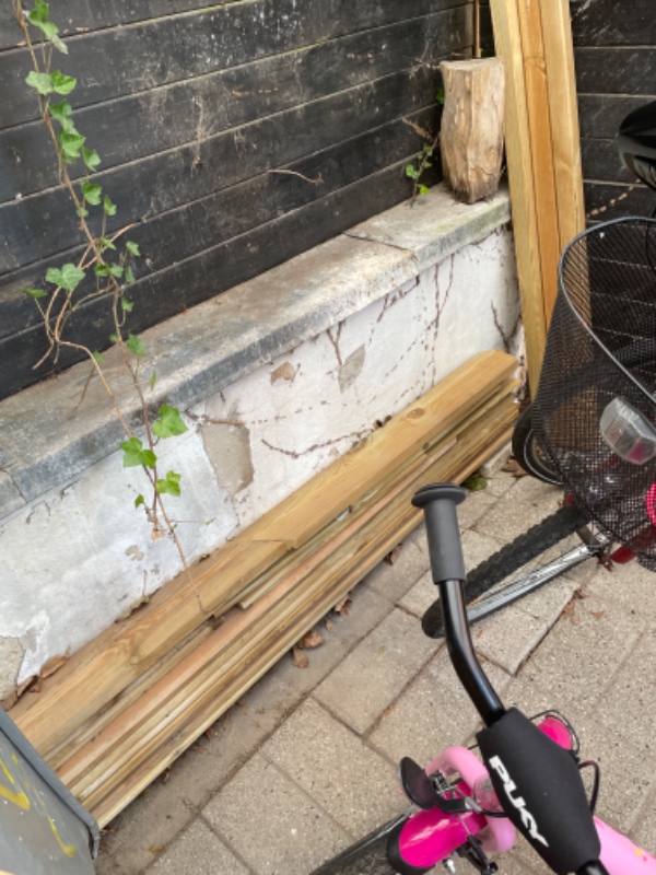 Storskraldsfjerning: Mursten og træ